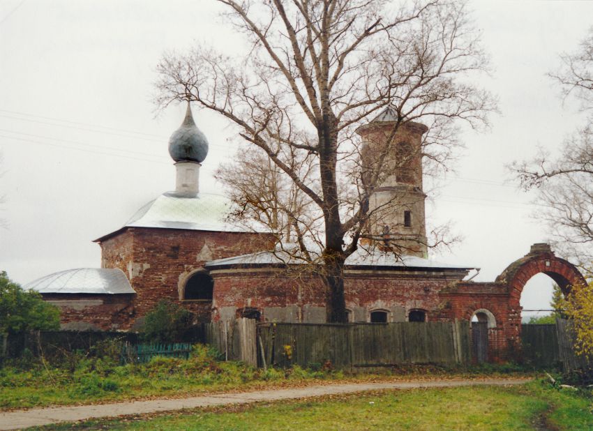 Дракино. Церковь Бориса и Глеба. общий вид в ландшафте