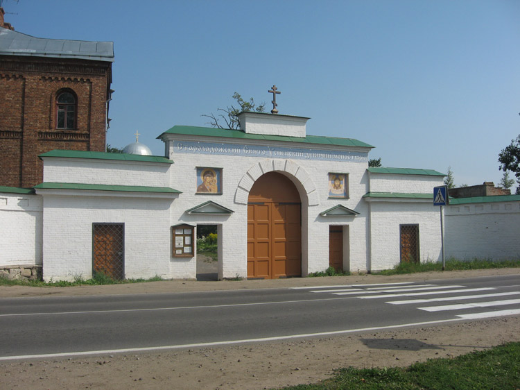 Староладожский Успенский девичий монастырь, Старая Ладога (Волховский район, Ленинградская область). фасады, Западные Святые врата. Построены в 1823 - 1825 гг.
