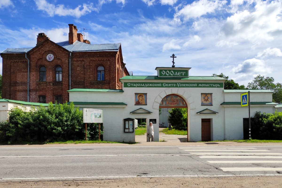 Староладожский Успенский девичий монастырь, Старая Ладога (Волховский район, Ленинградская область). дополнительная информация, Святые врата