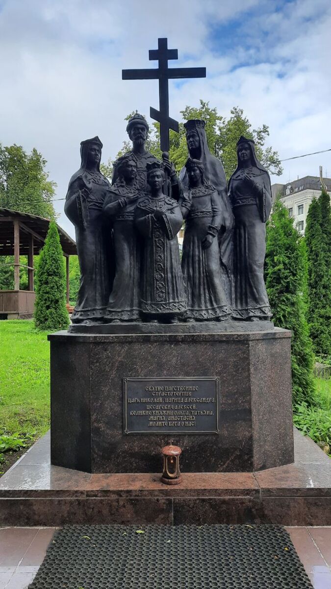 Церковь Казанской иконы Божией Матери, Иваново (Иваново, город, Ивановская область). дополнительная информация, Памятник святым царственным страстотерпцам