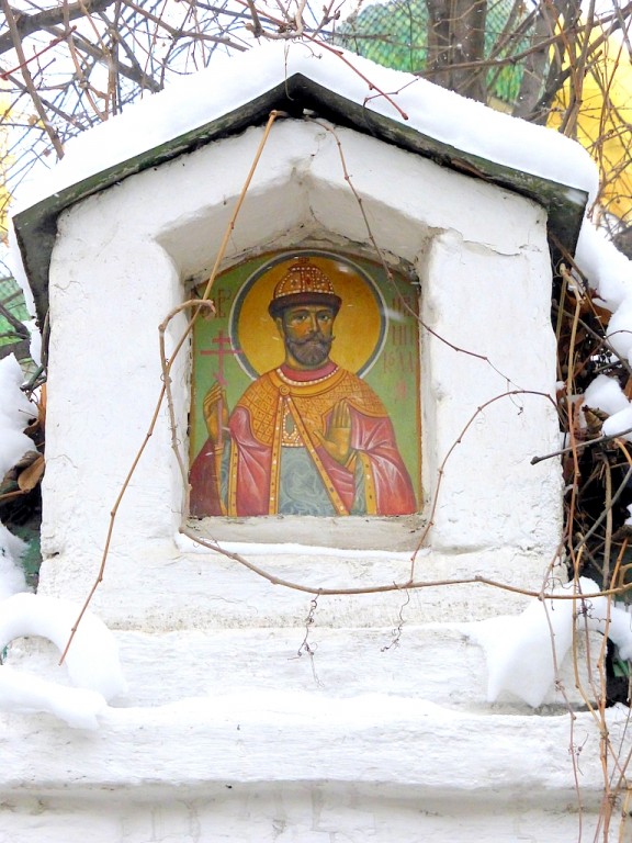 Мещанский. Сретенский  монастырь. дополнительная информация, Икона Николая II в ограде монастыря