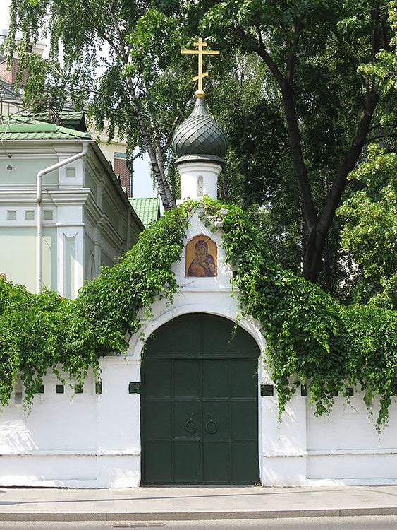 Мещанский. Сретенский  монастырь. фасады, Юго-восточные ворота монастырской ограды.