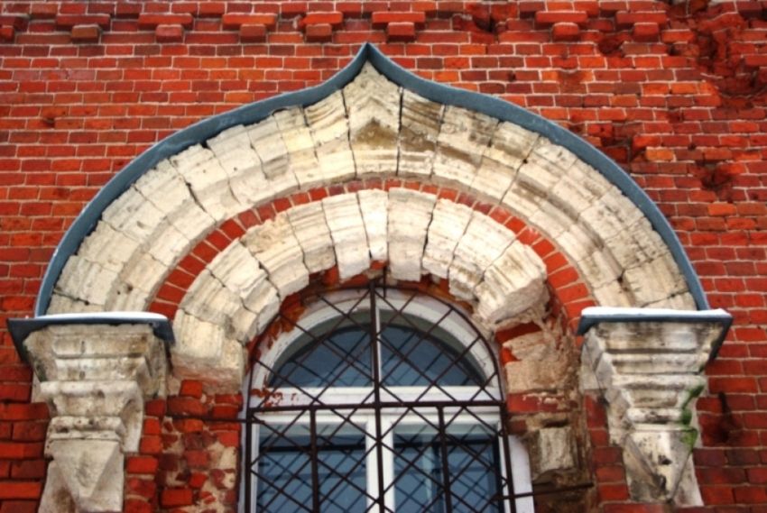 Церковь Рождества Пресвятой Богородицы, Суворово (Волоколамский городской округ, Московская область). архитектурные детали, кокошники над окнами северного придела