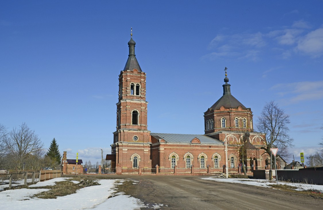 Суворово. Церковь Рождества Пресвятой Богородицы. общий вид в ландшафте