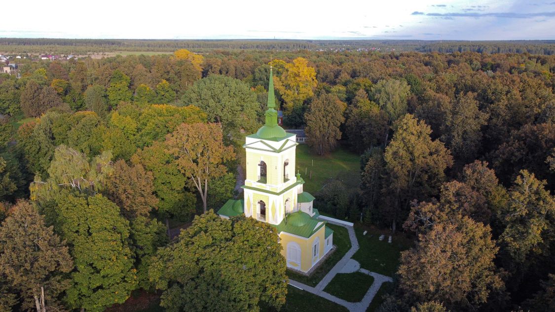 Марьинка. Церковь Воздвижения Креста Господня. общий вид в ландшафте