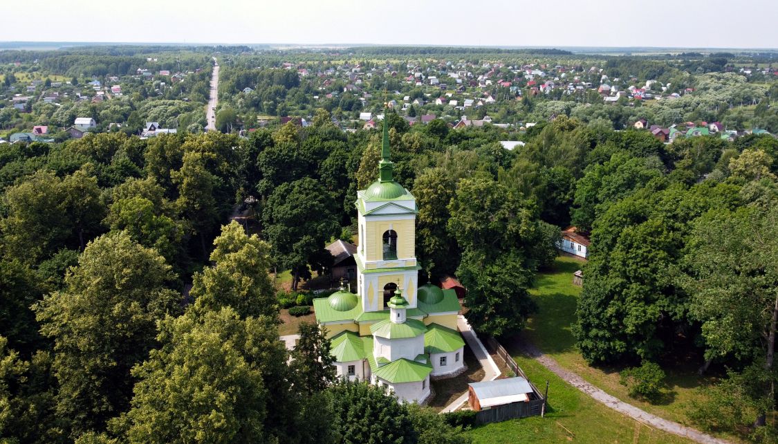 Марьинка. Церковь Воздвижения Креста Господня. общий вид в ландшафте