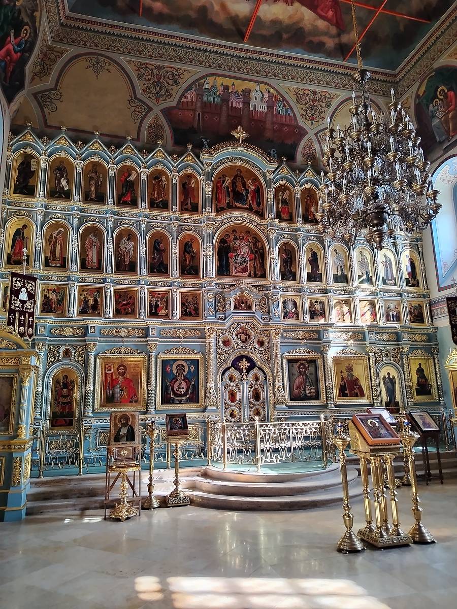Центральный иконостас храма, интерьер и убранство. Церковь иконы Божией Матери "Знамение" за Петровскими воротами, Тверской (Центральный административный округ (ЦАО), г. Москва)