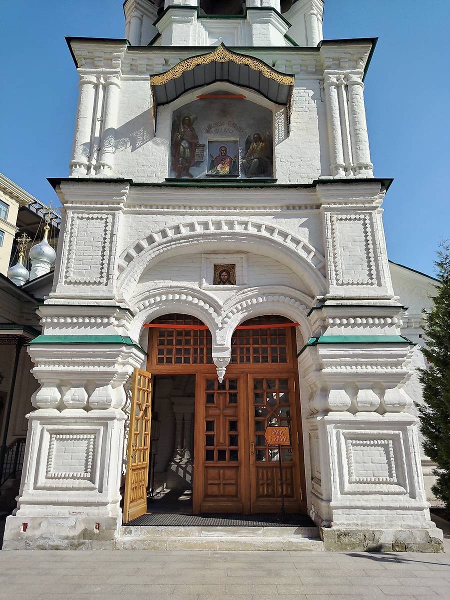 Главный вход в храм, архитектурные детали. Церковь иконы Божией Матери "Знамение" за Петровскими воротами, Тверской (Центральный административный округ (ЦАО), г. Москва)