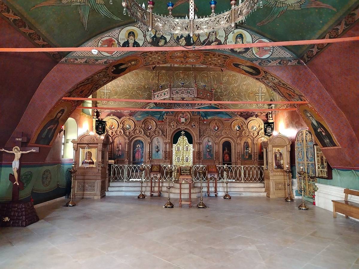 Общий вид трапезной придела во имя св. преп. Сергия Радонежского, интерьер и убранство. Церковь иконы Божией Матери "Знамение" за Петровскими воротами, Тверской (Центральный административный округ (ЦАО), г. Москва)