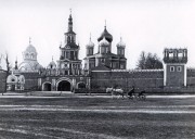 Донской монастырь.  Церковь Захарии и Елисаветы под колокольней, Фотоснимок с фотографии, сделанной в 1910 году. Церковь Захарии и Елисаветы в колокольне на фоне монастырских построек.<br>, Москва, Южный административный округ (ЮАО), г. Москва