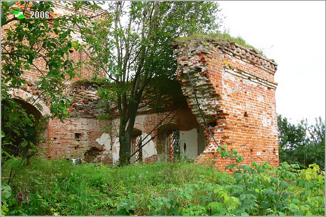 Церковь Воскресения Христова, Большое Забелино (Кольчугинский район, Владимирская область). архитектурные детали, Пролом на западном фасаде со следами примыкания колокольни