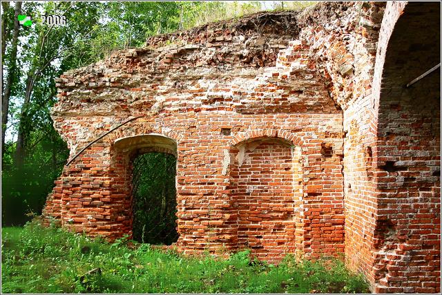Церковь Воскресения Христова, Большое Забелино (Кольчугинский район, Владимирская область). интерьер и убранство, Остатки северной стены трапезной, вид со стороны интерьера