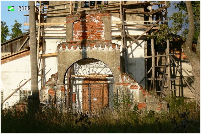 Церковь Воскресения Христова, Зиновьево (Кольчугинский район, Владимирская область). дополнительная информация, Западные ворота ограды