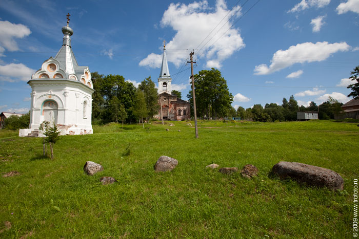 Часовня Успения Пресвятой Богородицы, Заручье (Сланцевский район, Ленинградская область). общий вид в ландшафте