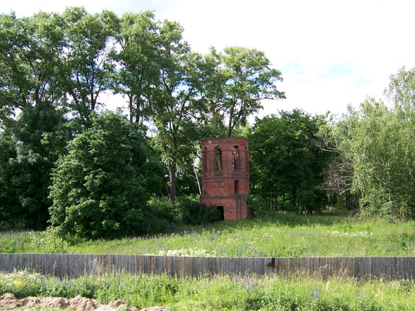 Скорбященский женский монастырь, Хмелёво (Киржачский район, Владимирская область). общий вид в ландшафте, Монастырская колокольня и прилегающая территория монастыря. Вид с юга, с крыши     полуразрушенного строения     