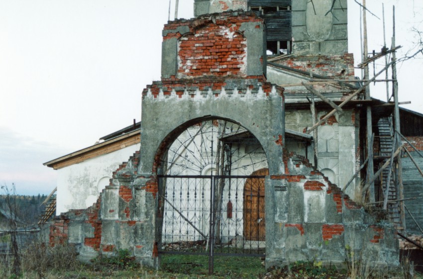 Церковь Воскресения Христова, Зиновьево (Кольчугинский район, Владимирская область). фасады, западные святые врата ограды.западный фасад.