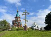 Церковь-памятник Николая Чудотворца, Поклонный крест на фоне храмового комплекса<br>, Красноярск, Красноярск, город, Красноярский край