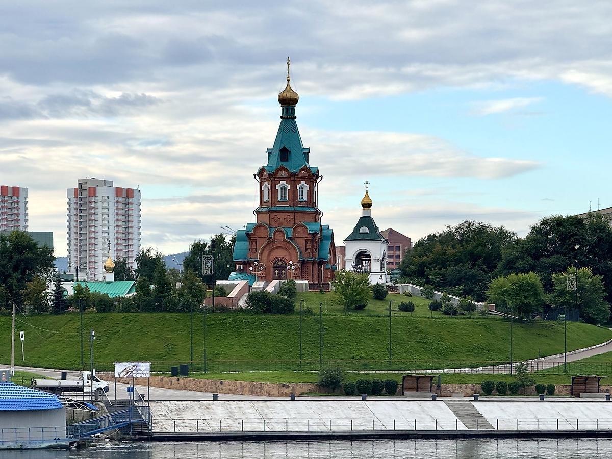 Вид с Енисея, общий вид в ландшафте. Церковь-памятник Николая Чудотворца, Красноярск (Красноярск, город, Красноярский край)