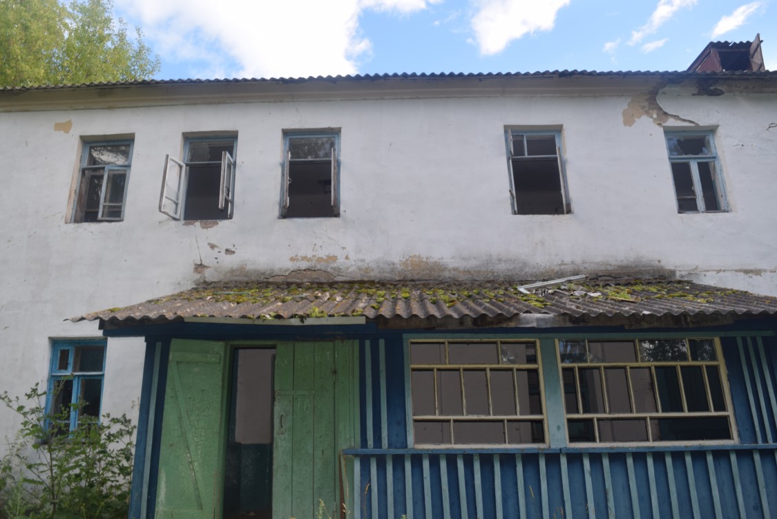 Церковь Покрова Пресвятой Богородицы, Сабуровщино (Бабынинский район, Калужская область). архитектурные детали, здание заброшенной школы