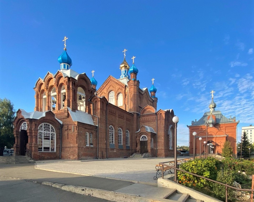 Бийск. Церковь Казанской иконы Божией Матери. общий вид в ландшафте, Вид с юго-запада, справа крестильная Макарьевская церковь