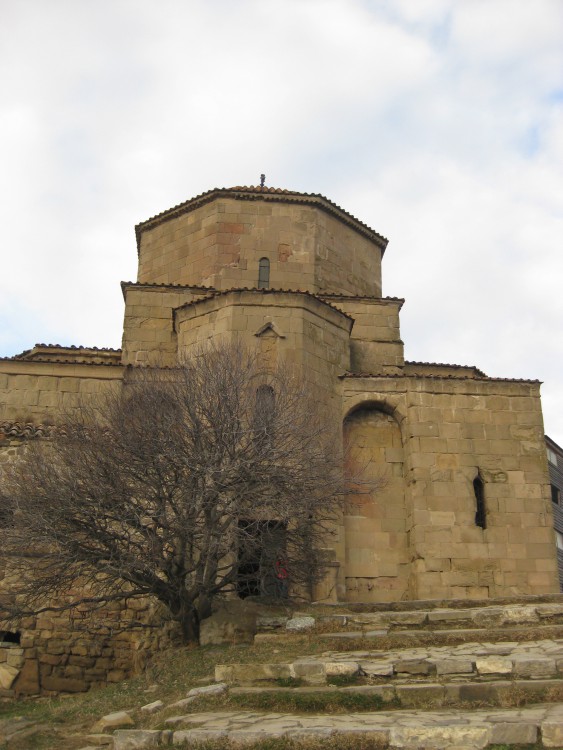 Джвари, гора. Монастырь Святого Креста. Церковь Святого Креста. фасады