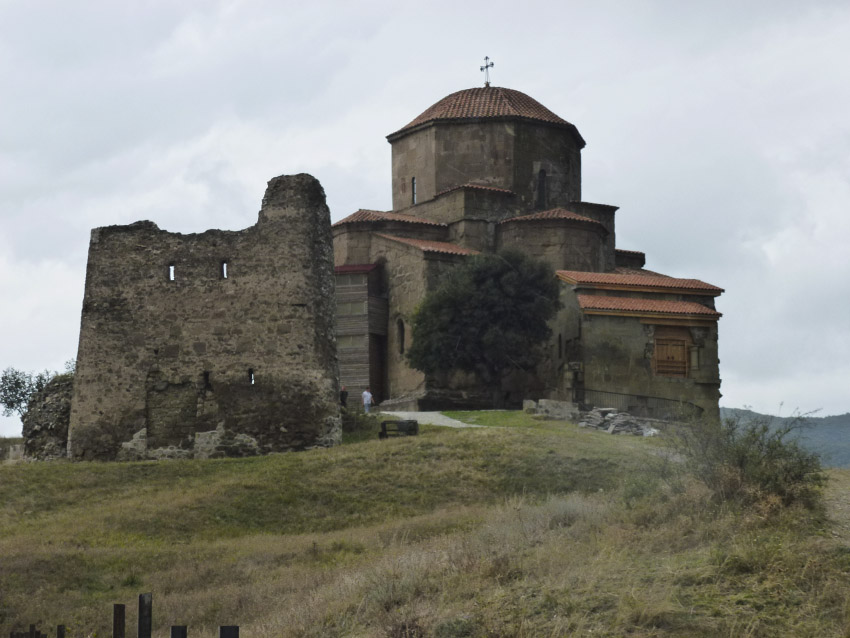 Монастырь Святого Креста. Церковь Святого Креста, Джвари, гора (Мцхета-Мтианети, Грузия). фасады