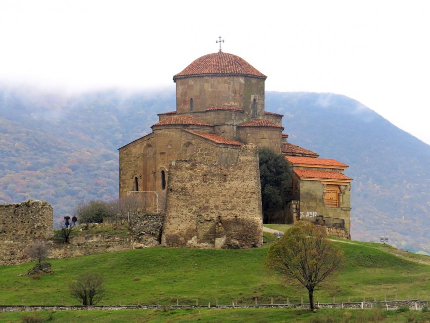 Джвари, гора. Монастырь Святого Креста. Церковь Святого Креста. фасады