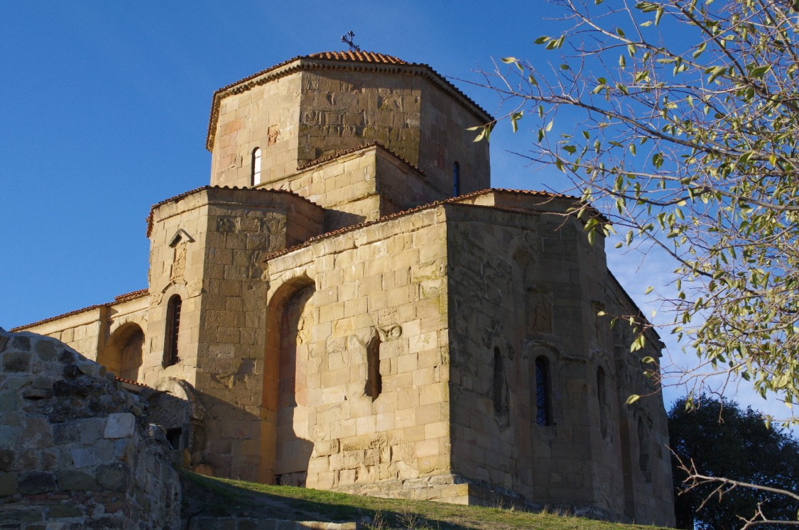 Джвари, гора. Монастырь Святого Креста. Церковь Святого Креста. фасады