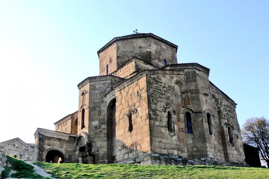 Джвари, гора. Монастырь Святого Креста. Церковь Святого Креста. фасады, вид с востока