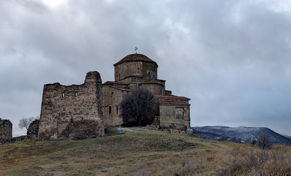 Монастырь Святого Креста. Церковь Святого Креста, Джвари, гора (Мцхета-Мтианети, Грузия). фасады