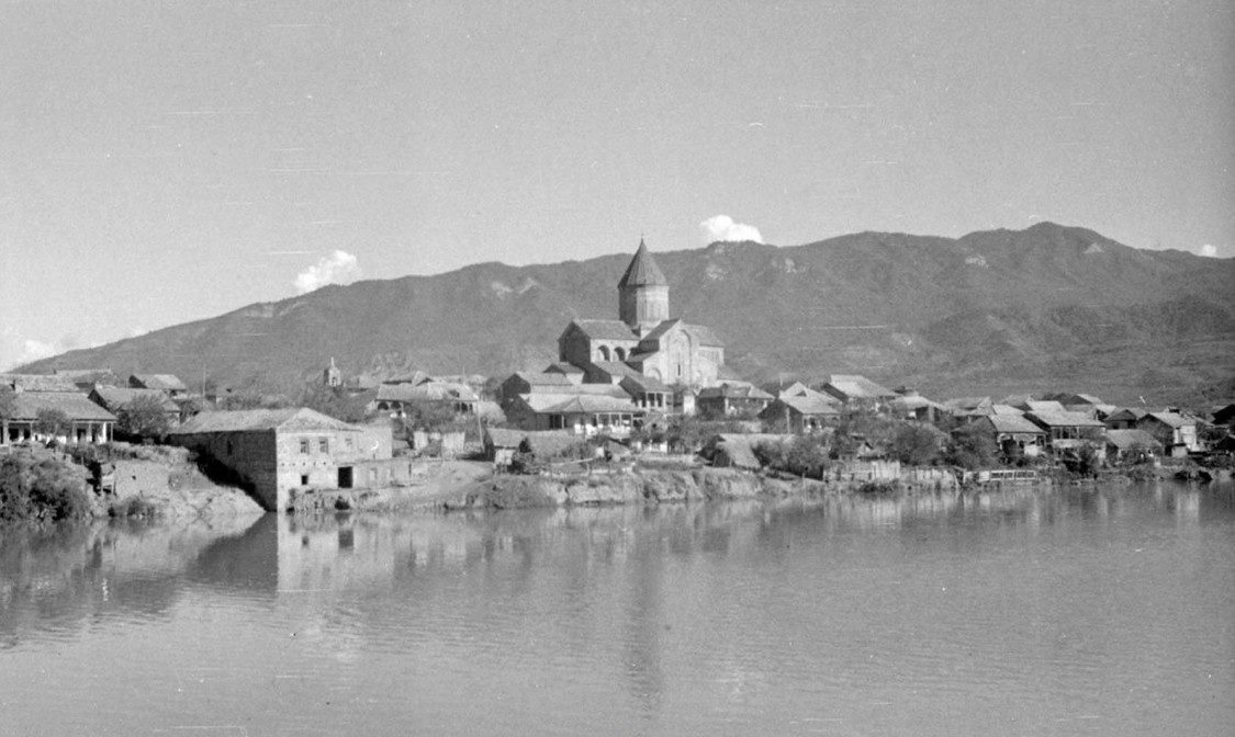 Кафедральный собор Двенадцати апостолов (Светицховели), Мцхета (Мцхета-Мтианети, Грузия). архивная фотография, Мцхета. Светицховельский Собор и река Кура. Альбом «Уильям Осгуд Филд. 1929-1933-го» http://and110.ucoz.ru/USSR/15/sam04.html 