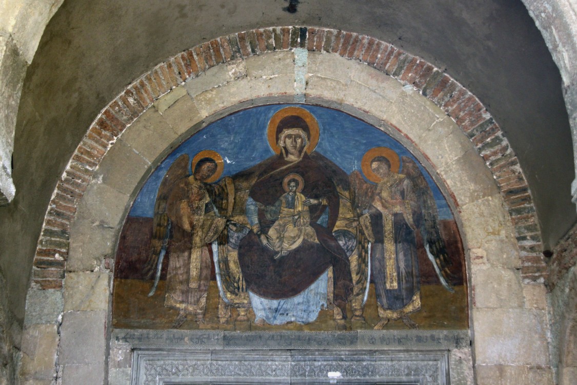 Мцхета. Кафедральный собор Двенадцати апостолов. архитектурные детали, фреска над входом