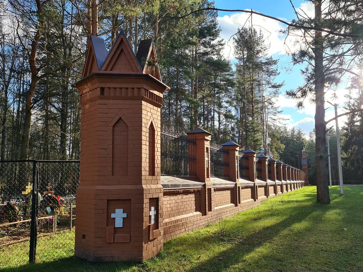 Церковь Казанской иконы Божией Матери, Заречье (Киржачский район, Владимирская область). дополнительная информация, Западная часть ограды