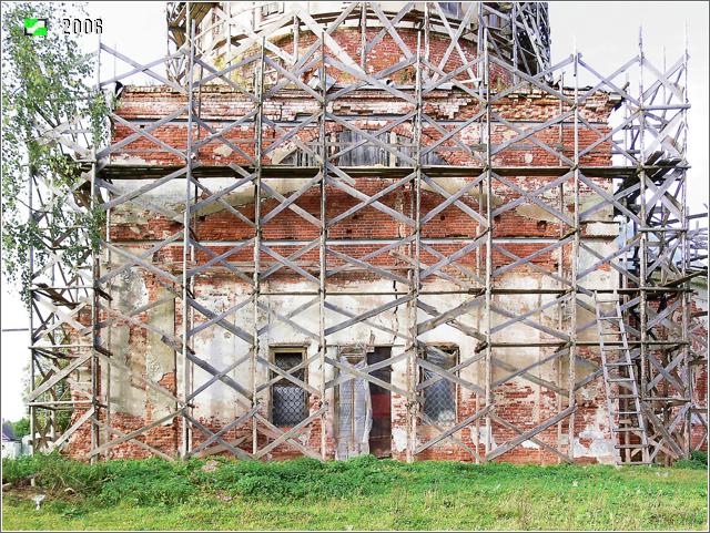 Церковь Николая Чудотворца, Коробовщина (Кольчугинский район, Владимирская область). документальные фотографии, Южный фасад основного объема. Хорошо заметно примыкание утраченного портика с колоннадой