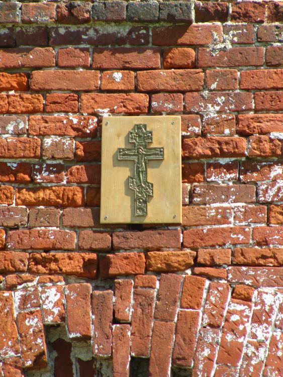 Долгополье. Церковь Троицы Живоначальной. дополнительная информация, Крест над воротами западного фасада