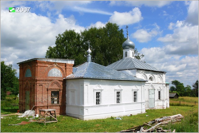 Церковь Введения во храм Пресвятой Богородицы, Ирково (Александровский район, Владимирская область). фасады, Вид с юго-запада. На переднем плане новоделы - трапезная и неоконченая постройкой колокольня. Поодаль видны первоначальный четверик основного объёма и выступ прямоугольной алтарной части