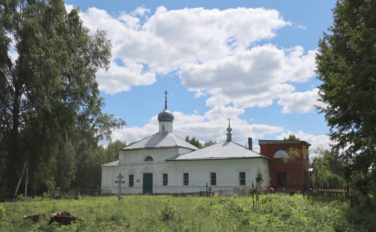 Церковь Введения во храм Пресвятой Богородицы, Ирково (Александровский район, Владимирская область). общий вид в ландшафте, Вид с севера, на первом плане погост, основан до 17 века