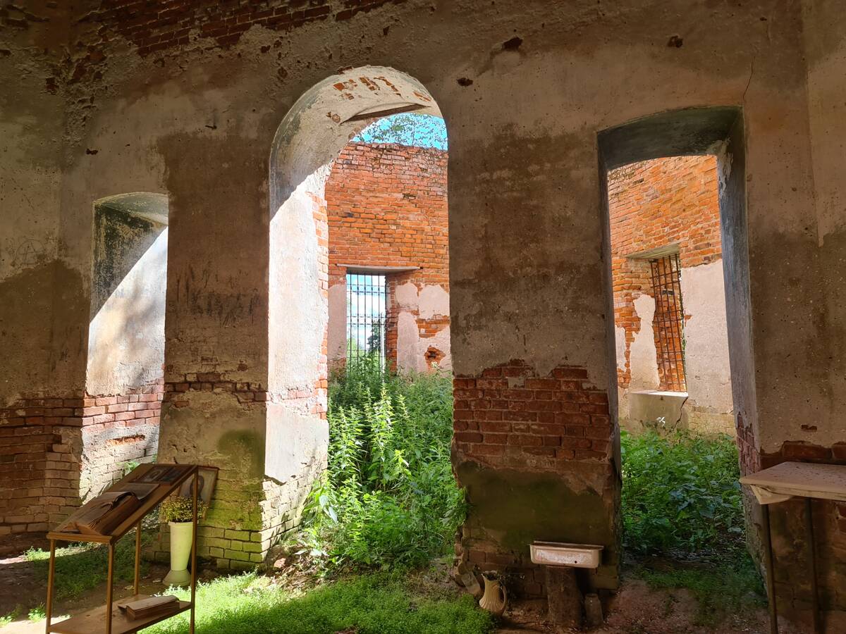Церковь Боголюбской иконы Божией Матери, Макарово (Кольчугинский район, Владимирская область). интерьер и убранство, Восточная стена основного объема, вид к алтарю