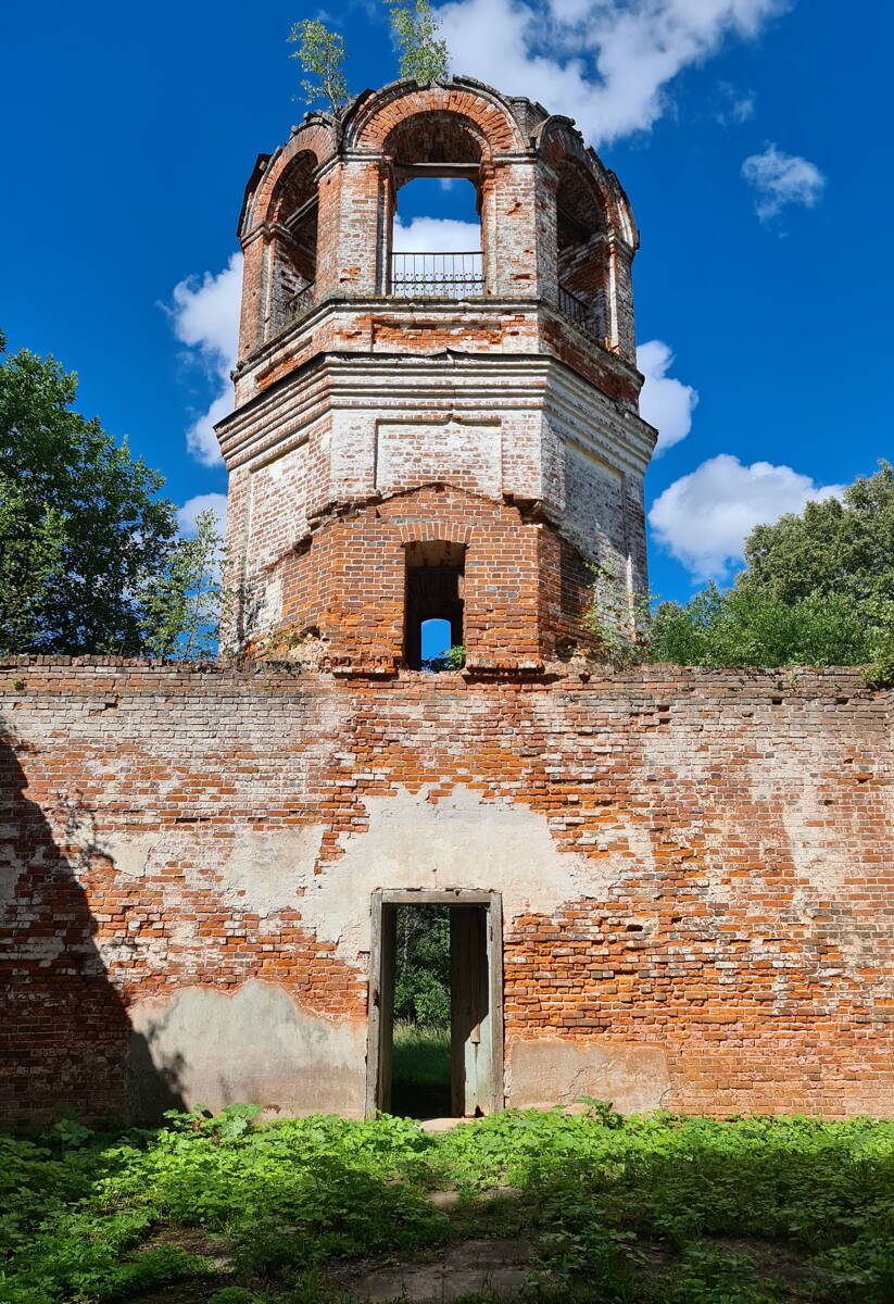 Церковь Боголюбской иконы Божией Матери, Макарово (Кольчугинский район, Владимирская область). архитектурные детали, Вид к западу на колокольню из разрушенной трапезной
