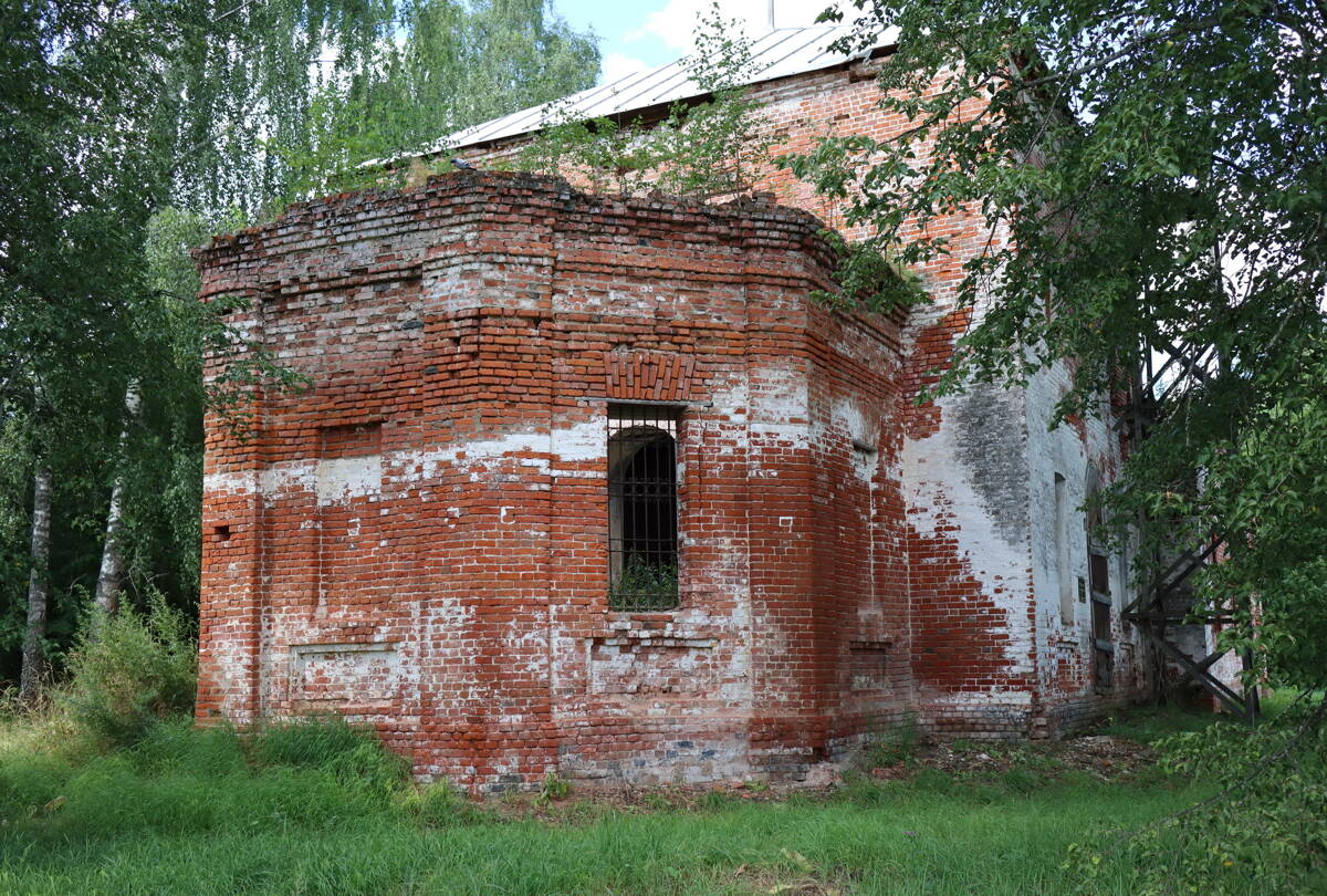 Церковь Боголюбской иконы Божией Матери, Макарово (Кольчугинский район, Владимирская область). архитектурные детали, Алтарь, вид с северо-востока