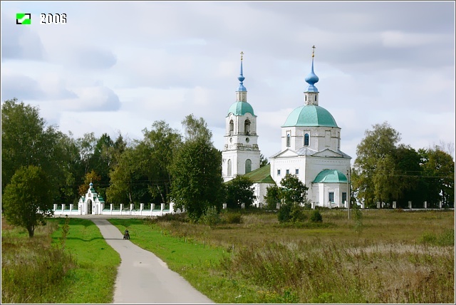 Флорищи. Церковь Введения во храм Пресвятой Богородицы. общий вид в ландшафте, Панорама Введенской церкви с колокольней и оградой с юго-востока