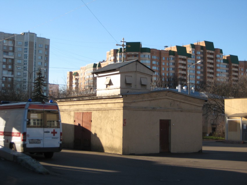Часовня Двенадцати Целителей при Городской клинической больнице №70, Новогиреево (Восточный административный округ (ВАО), г. Москва). общий вид в ландшафте