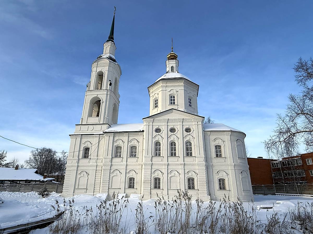 общий вид в ландшафте. Церковь Леонтия Ростовского, Ростов Великий (Ростовский район, Ярославская область)