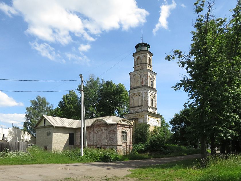 Ростов. Церковь Воздвижения Креста Господня. фасады, Сторожка и колокольня церкви Воздвижения Креста Господня.