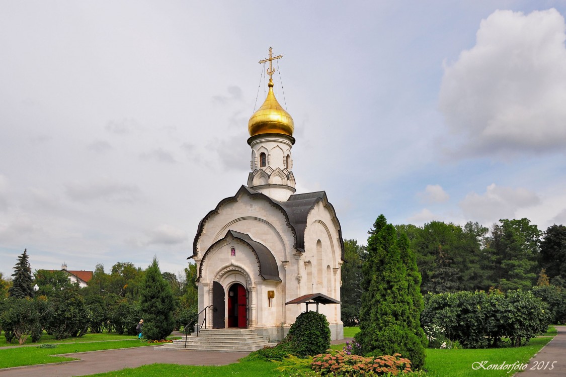 Останкинский. Церковь Василия Великого. общий вид в ландшафте, Храм-часовня Василия Великого. Между 2000 и 2001. Территория  ВВЦ.