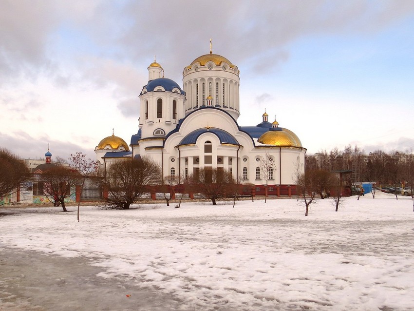Бибирево. Церковь Собора Московских Святых в Бибиреве. общий вид в ландшафте