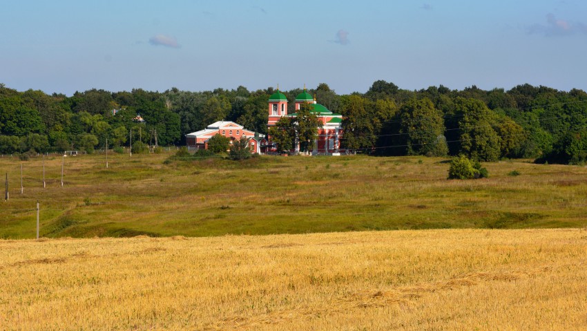 Красная горка, усадьба. Церковь Казанской иконы Божией Матери. общий вид в ландшафте, Общий вид