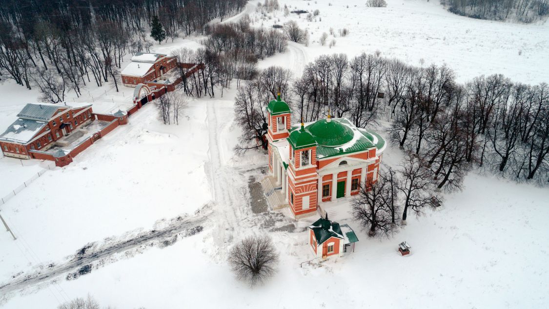 Красная горка, усадьба. Церковь Казанской иконы Божией Матери. общий вид в ландшафте