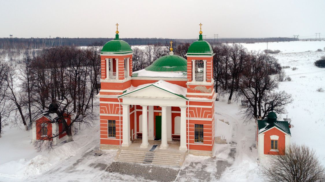 Красная горка, усадьба. Церковь Казанской иконы Божией Матери. общий вид в ландшафте