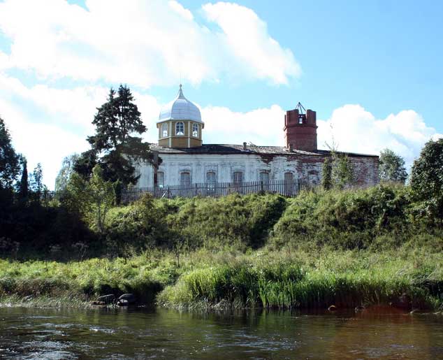 Церковь Флора и Лавра, Великий Порог (Боровичский район, Новгородская область). общий вид в ландшафте